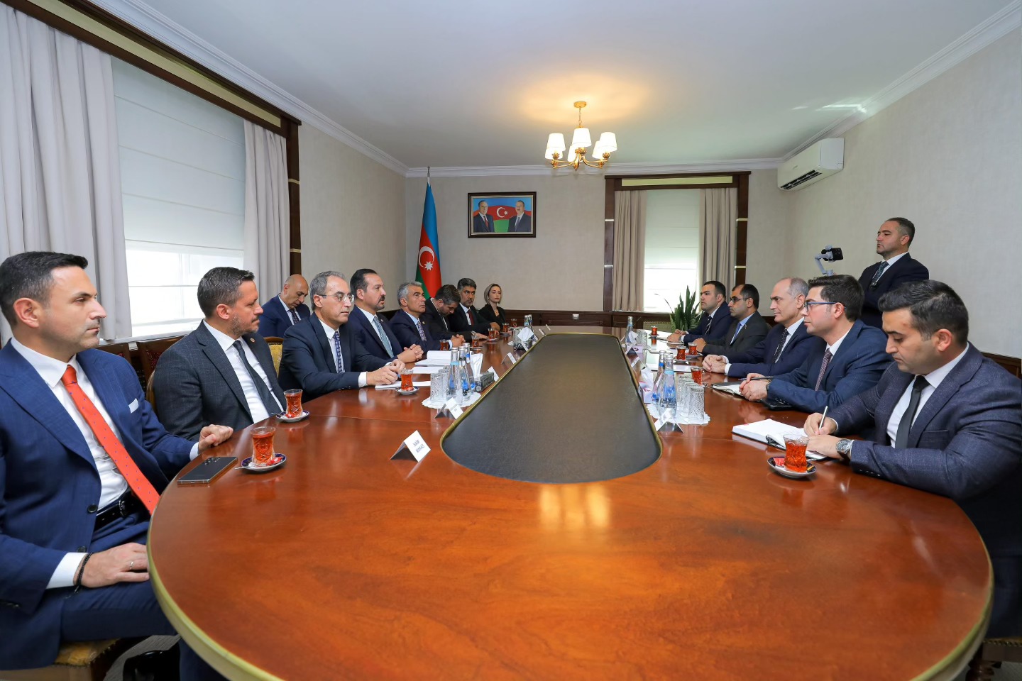 Ali Məclis sədrinin birinci müavini Bəxtiyar Məmmədov Türkiyənin hakim Ədalət və İnkişaf Partiyası sədrinin müavini Kürşad Zorlu ilə görüşüb