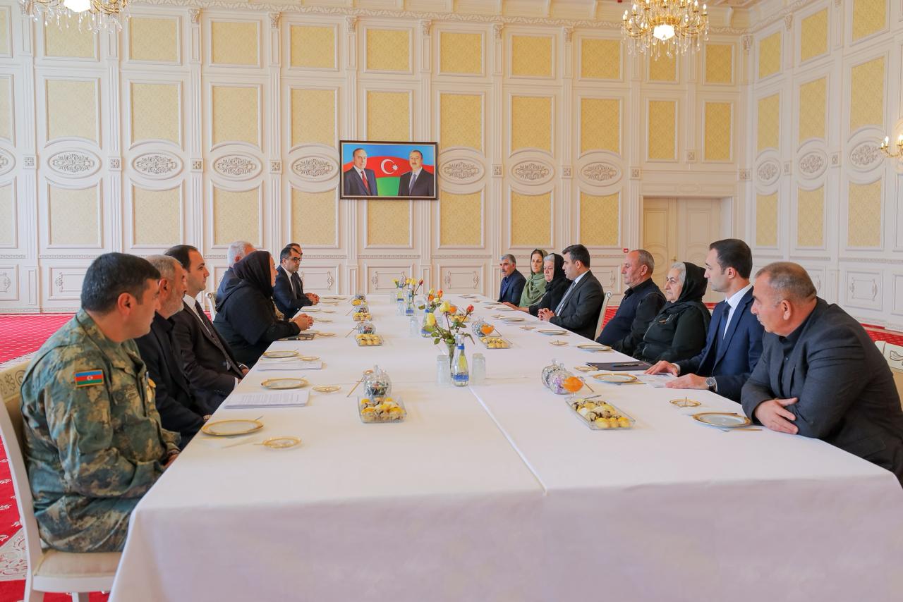 Səlahiyyətli nümayəndə şəhid ailələri üzvləri və qazilərlə görüşüb