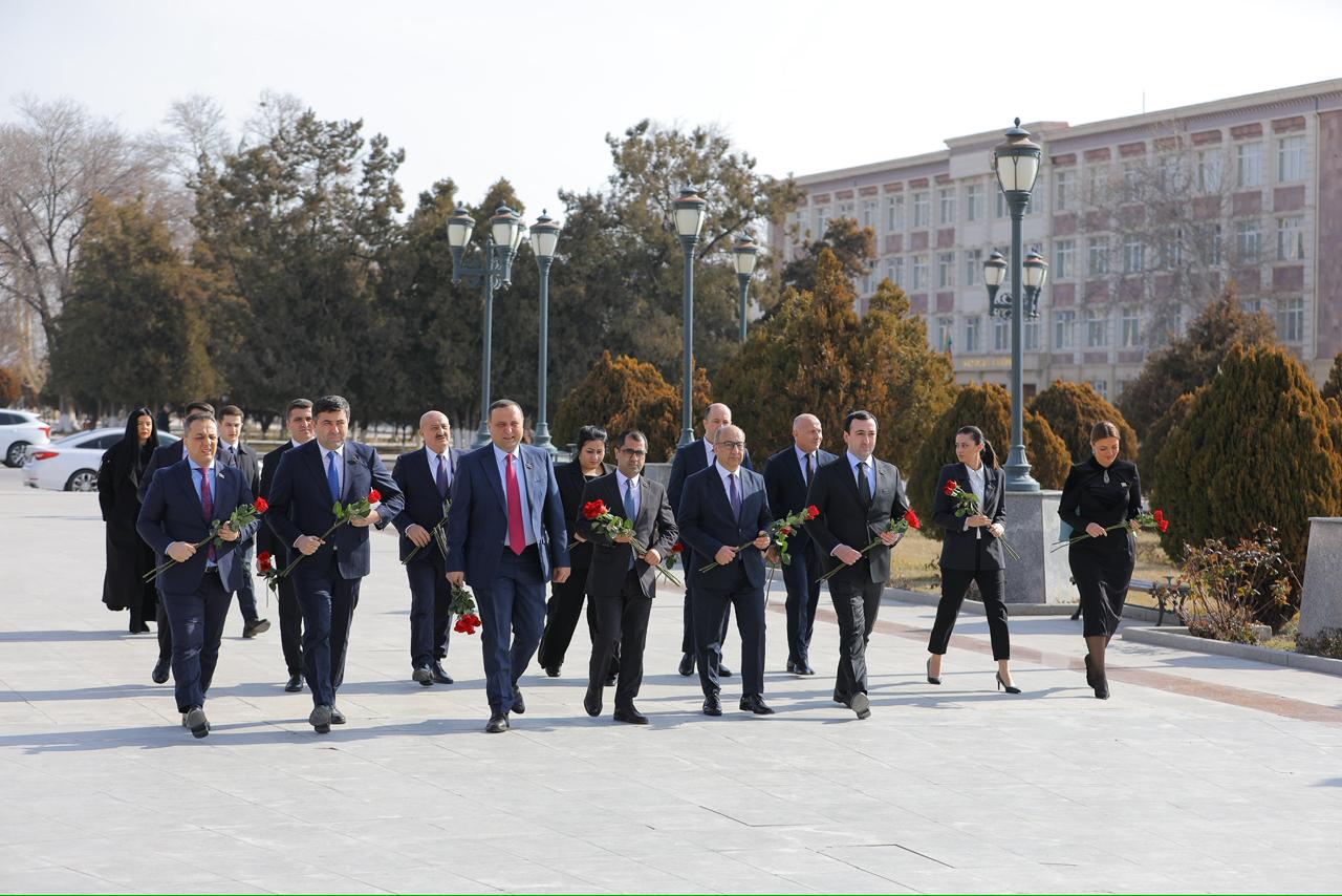 Ümummilli Lider Heydər Əliyevin abidəsi və  Heydər Əliyev Muzeyi ziyarət olunub