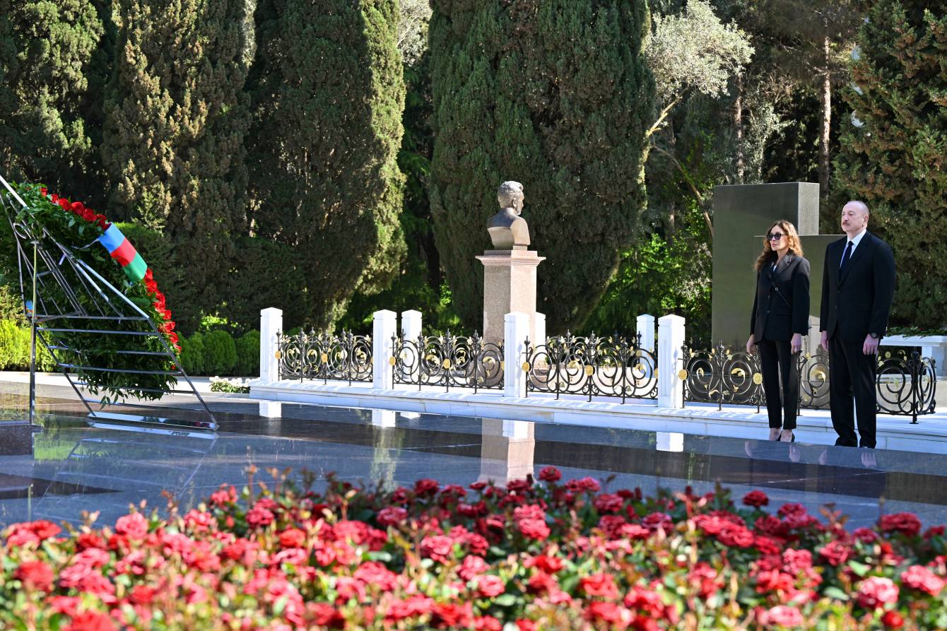 Prezident İlham Əliyev və birinci xanım Mehriban Əliyeva Fəxri xiyabanda Ulu Öndər Heydər Əliyevin məzarını ziyarət ediblər