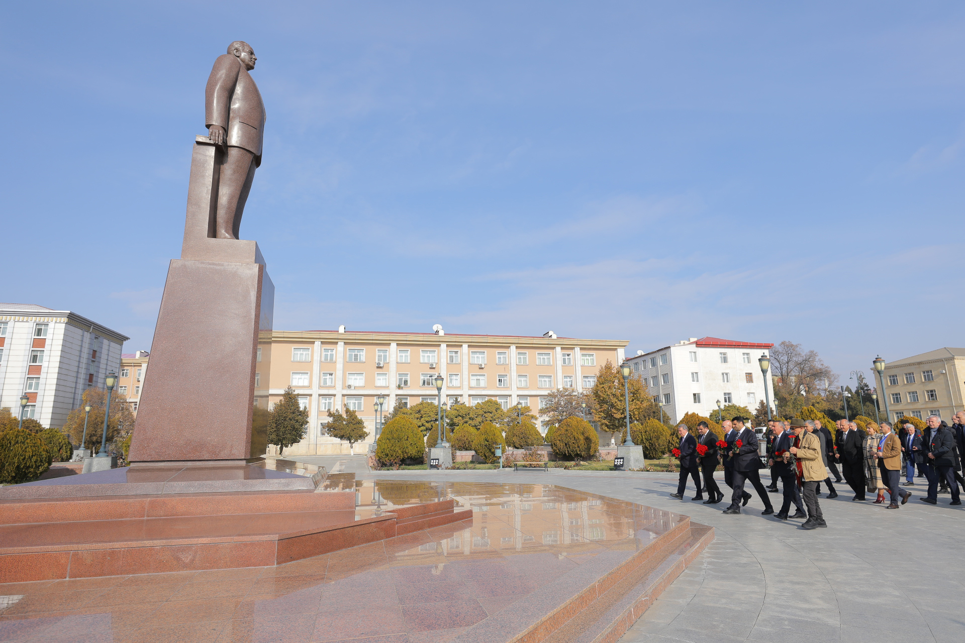 Yubiley tədbirinin iştirakçıları Ümummilli Liderin abidəsini ziyarət edib