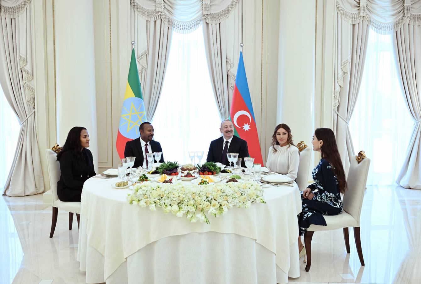 Prezident İlham Əliyevin və birinci xanım Mehriban Əliyevanın adından Efiopiyanın Baş naziri Abiy Əhməd Əlinin və birinci xanım Zinaş Tayaçevin şərəfinə rəsmi nahar verilib
