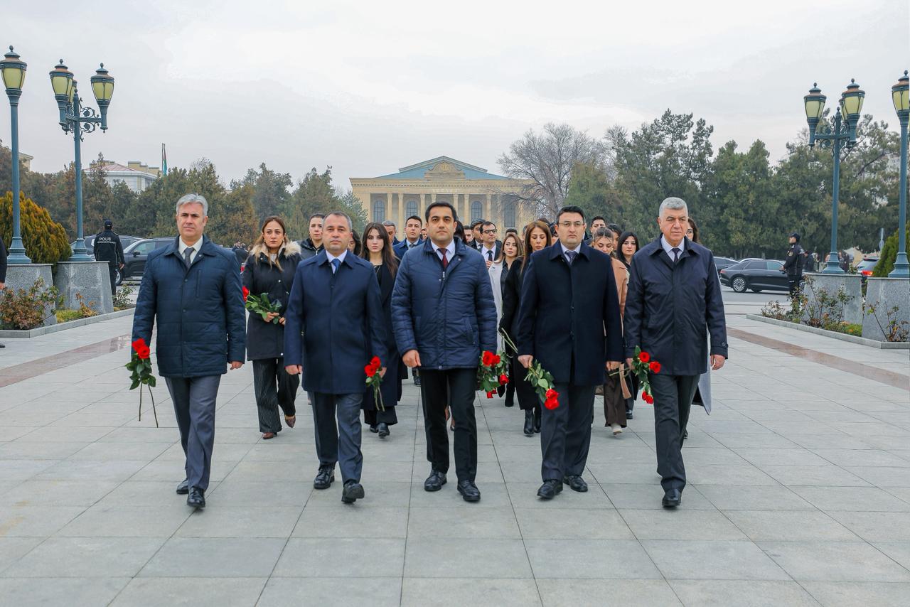 Ali Məclis Aparatının kollektivi Ümummilli Liderin xatirəsini dərin ehtiramla yad edib