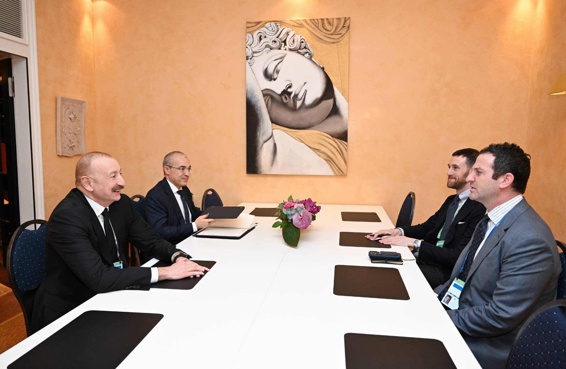 İlham Əliyev Münxendə “The Goldman Sachs Group Inc.” şirkətinin qlobal məsələlər üzrə prezidenti ilə görüşüb